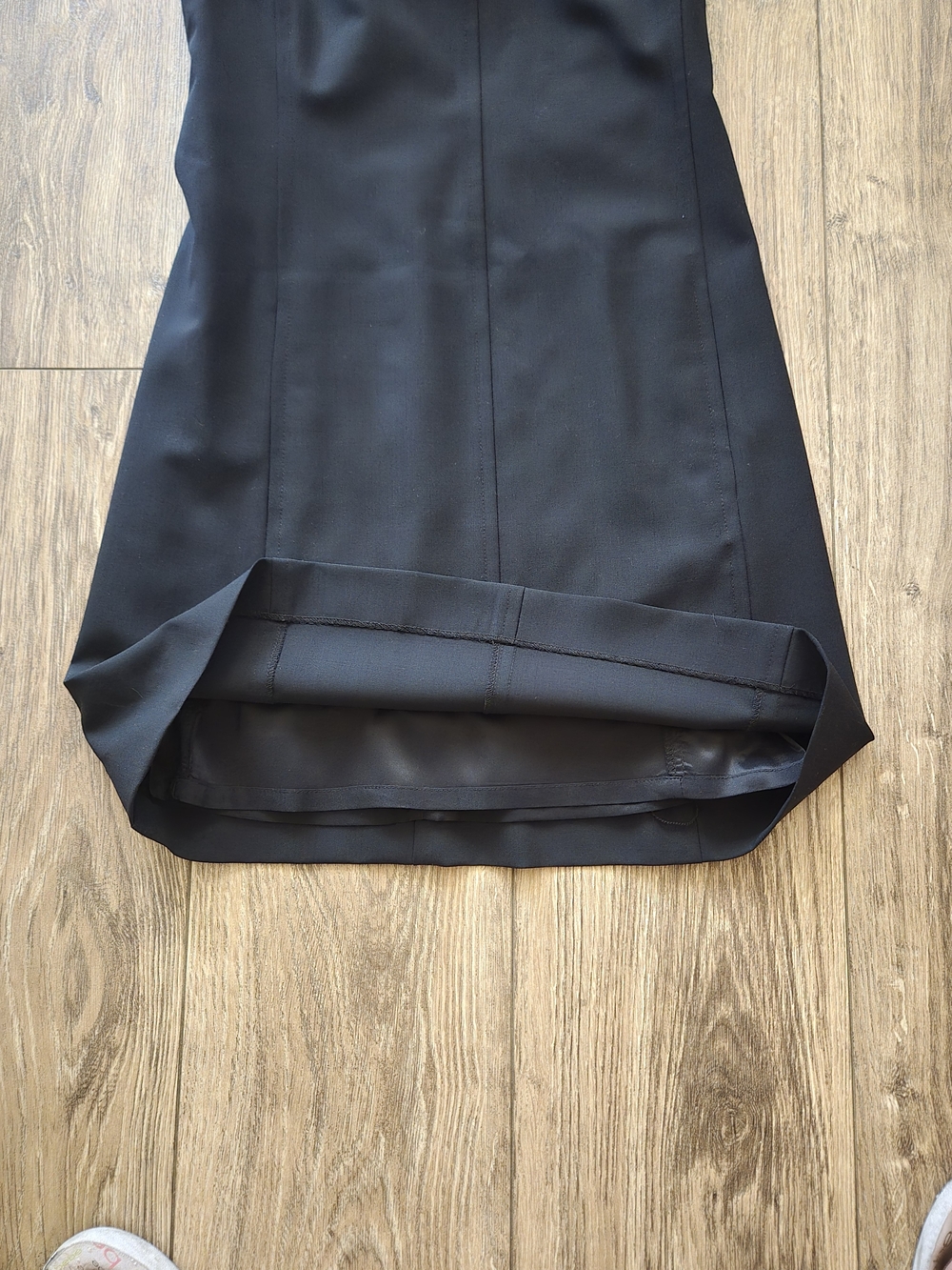 Classic Black Sleeveless Shift Dress - Picture 6 of 11